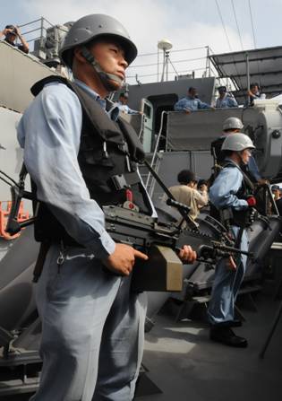 機関銃を構える護衛艦「さざなみ」乗員＝６月６日、アデン湾で（半田滋氏撮影）